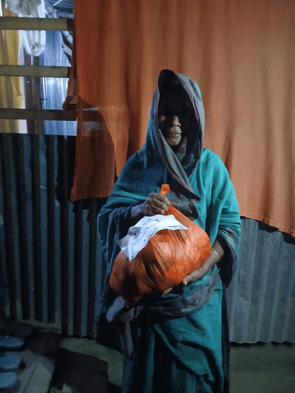 ঈদ উপহার প্রাপক — বৃদ্ধা মহিলা